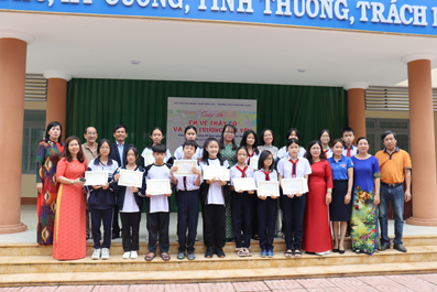 Những hình ảnh đẹp tại cuộc thi "Em vẽ về thầy cô và mái trường mến yêu" 